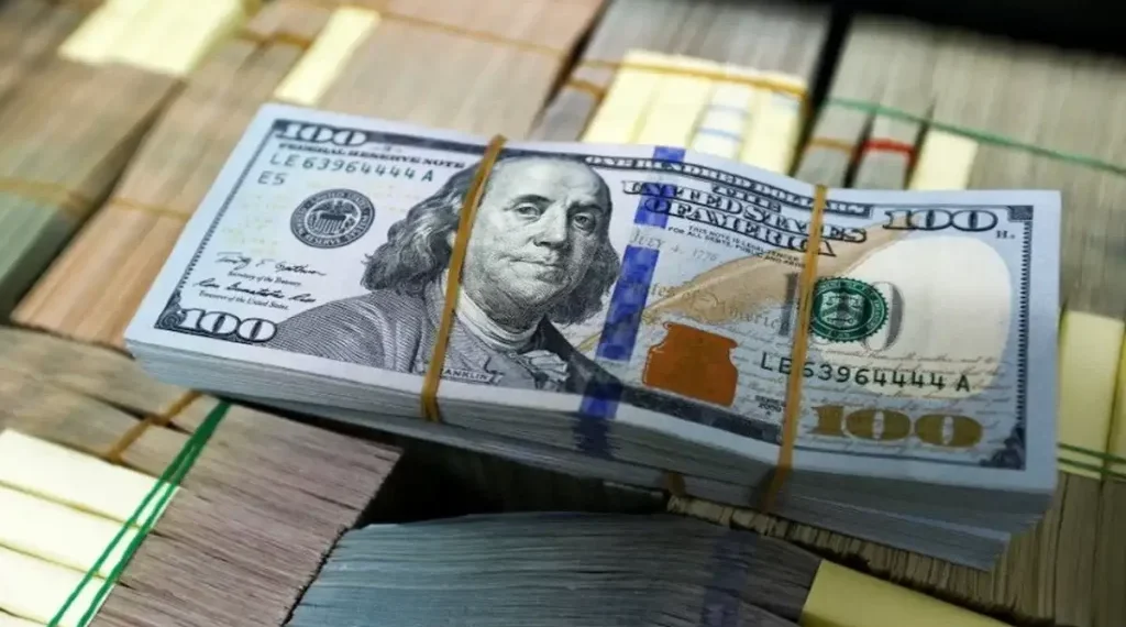 تداوم فروش نفت، می‌تواند قیمت دلار را تا پایان سال به ۲۵۰ هزار تومان برساند