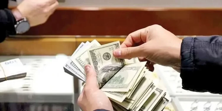 چرا دلار از قله عقب نشست؟